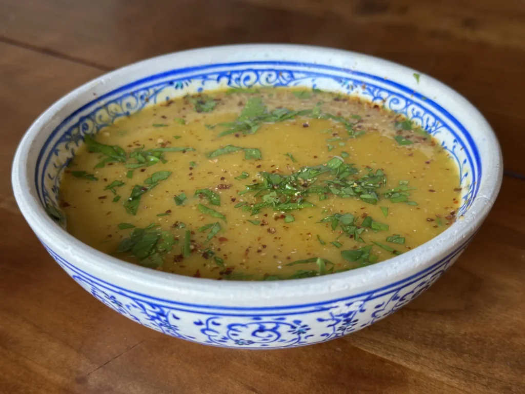 Pompoensoep met linzen en kokosmelk