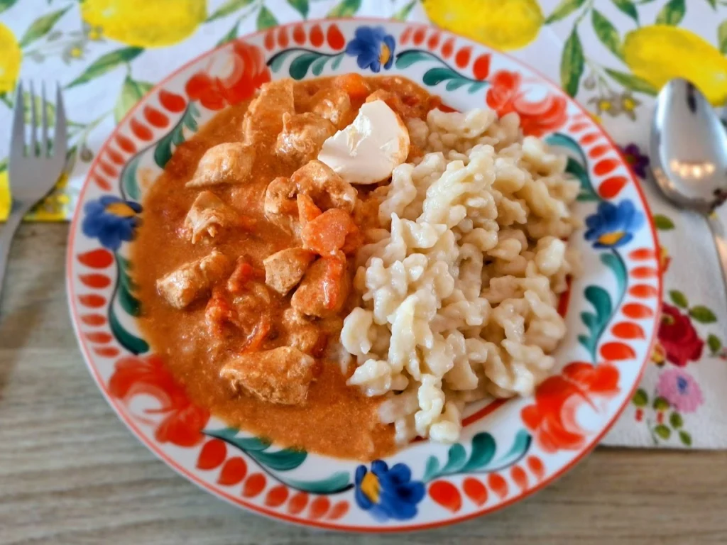 Hongaarse paprika kip (paprikás csirke)