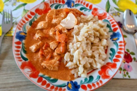 Hongaarse paprika kip (paprikás csirke)